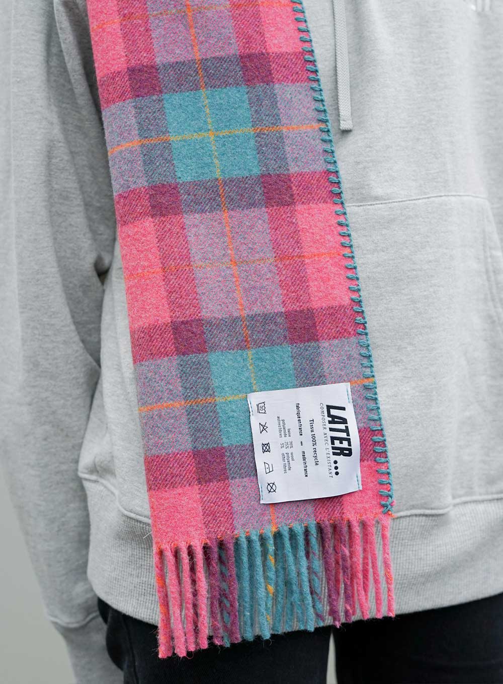 Echarpe en laine recyclée made in france carreaux roses et bleus femme