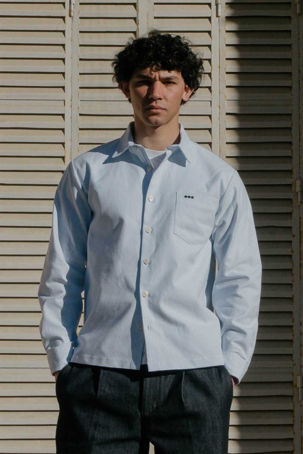 La chemise à rayures pour homme de face