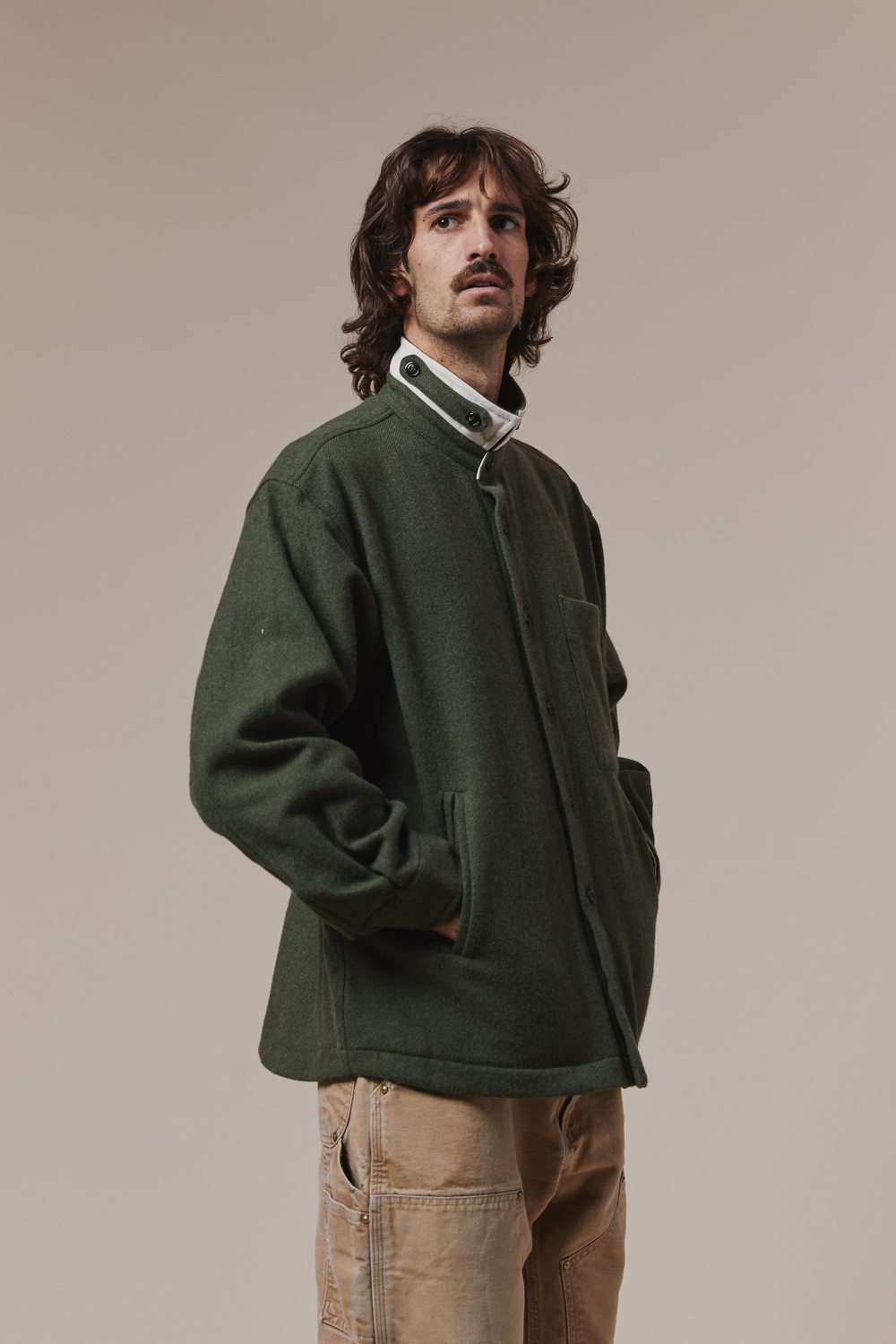 Veste en laine kaki pour homme, chaude elle est idéale pour l'hiver.