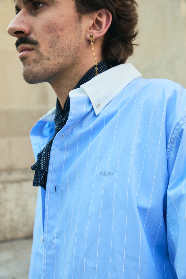 Chemise WallStreet bleu revisitée de profil, PRE-FALL 24