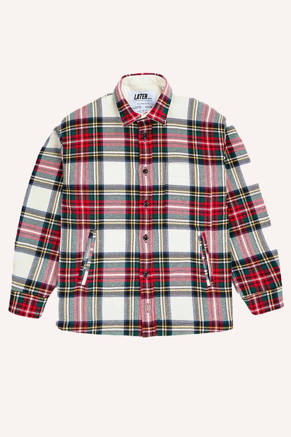 Veste boule oversize, motif tartan rouge et écru, de face, aplat