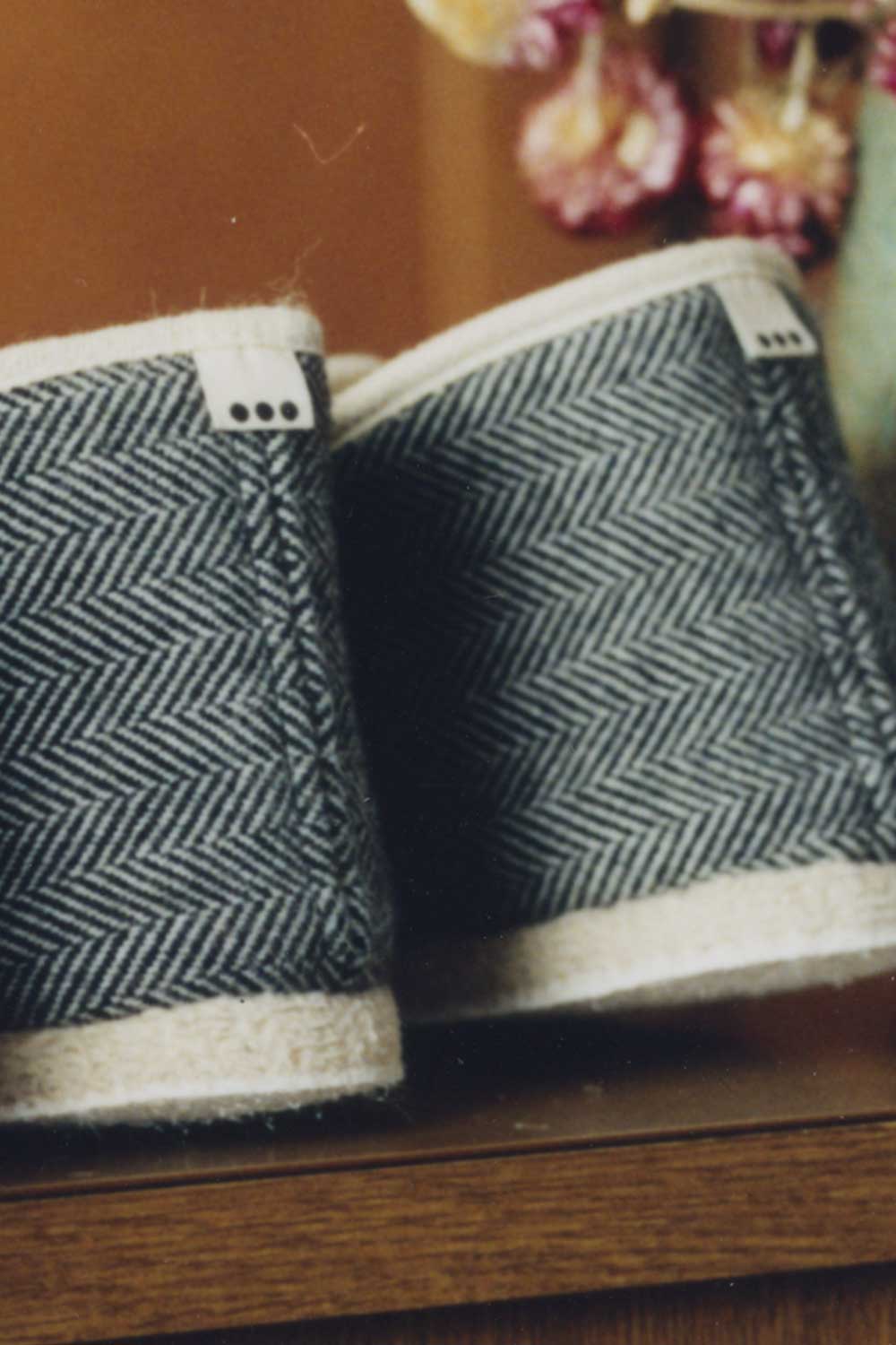 Charentaises à chevrons noirs et blancs
